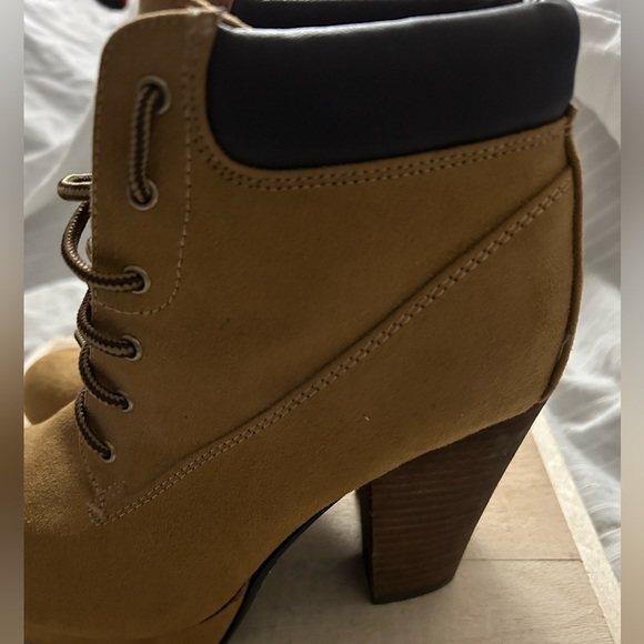 Shi By Journey Womens Rain Tan Stacked Heel Ankle Bootie Tan Nubuck Size 7 M - Picture 3 of 8